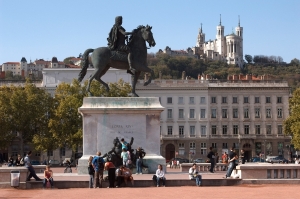 La Statue équestre de Louis XIV, Place Bellecour et Fourvière en arrière-plan © Laurent Berthier