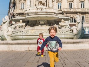 Enfants place des Jacobins © Yanis Ourabah