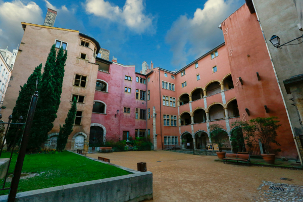 Place de la Basoche, Vieux-Lyon © Romain Biard / Shutterstock _1041637660