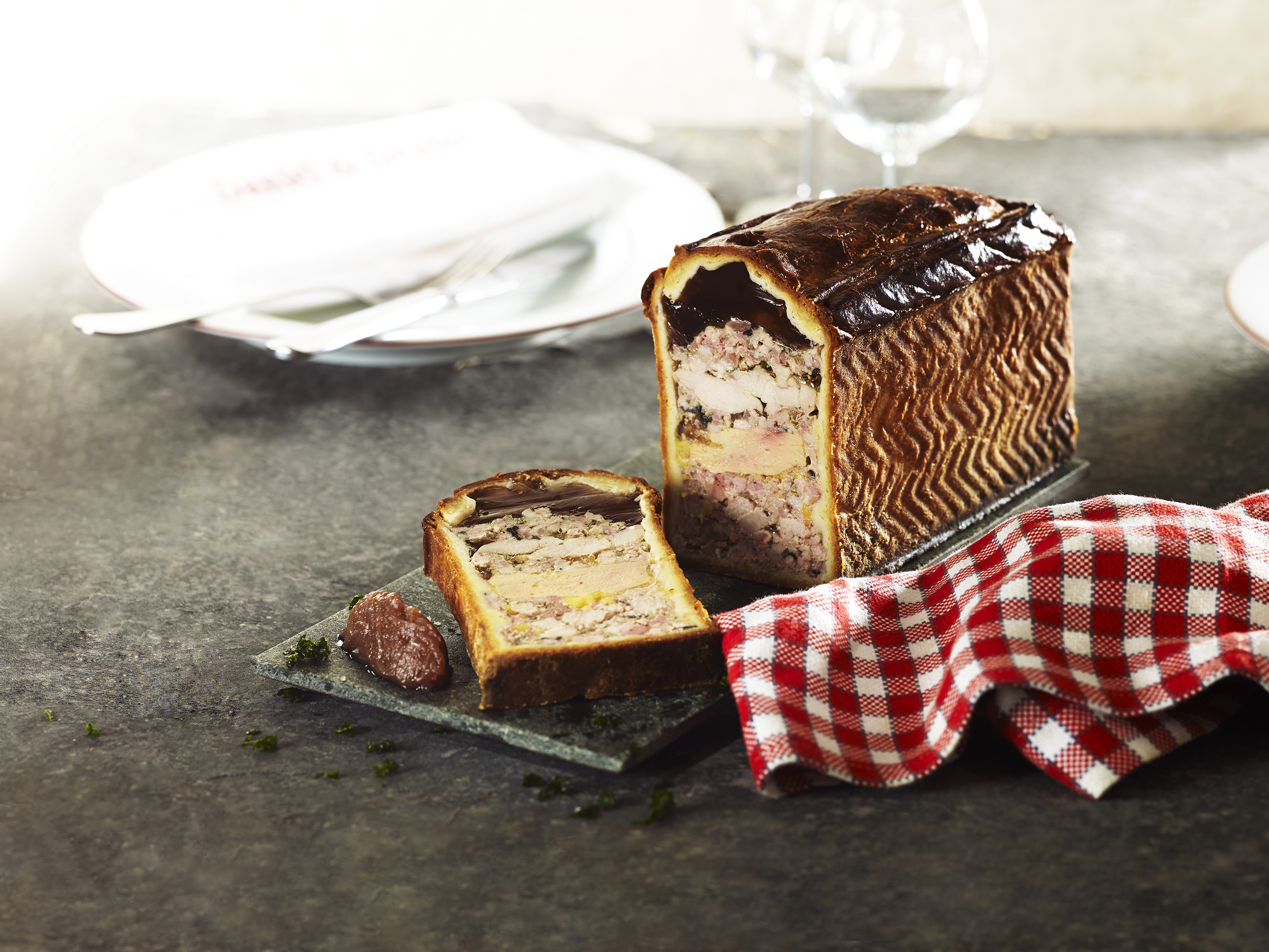 Pâté en croûte au foie gras de canard et ris de veau - Joseph Viola © Julien Bouvier